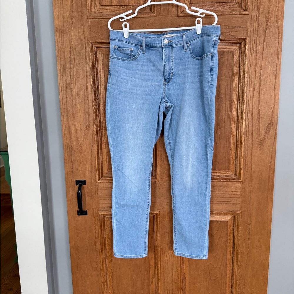 Women’s Levi's Light Wash Size 14 Jeans